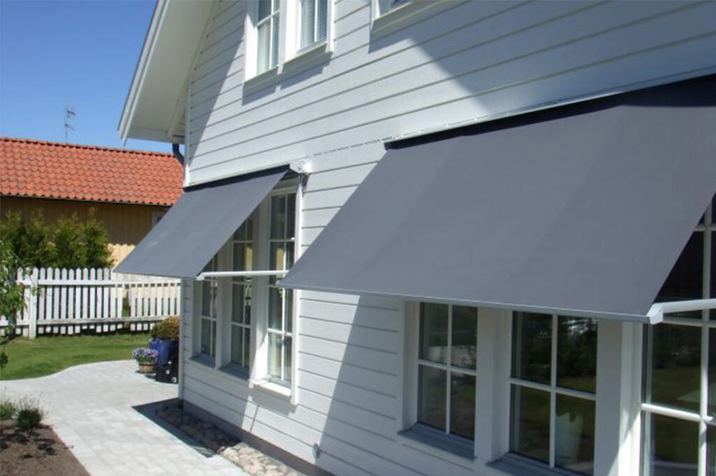 Fönstermarkis fungerar även som insynsskydd. Se vårt utbud av markiser i Uppsala.