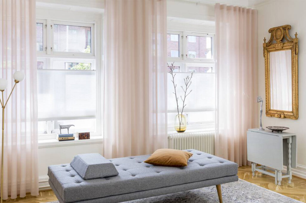 Vi har lyxiga gardinlängder och gardiner i olika material i Uppsala.