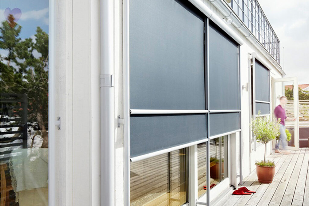 En vertikal fönstermarkis är en stilren markis och effektivt solskydd.